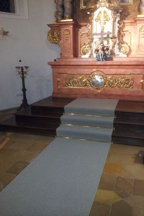 Heizteppich vor dem Altar in der Kirche