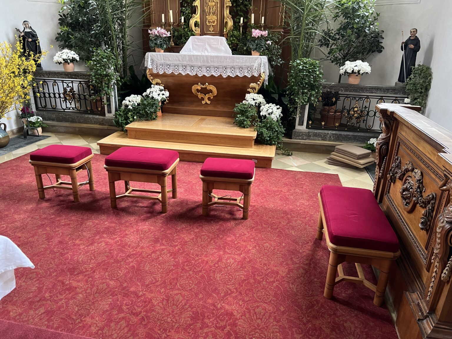 Kirchenstühle ausgestattet mit Sitzheizungspolstern